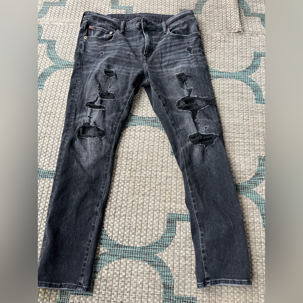 Mens black ripped jeans (American Eagle) Size (36X30) 30$